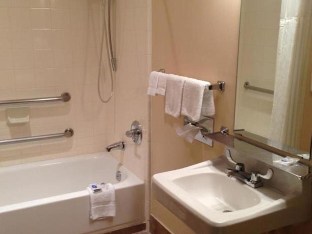 Americas Best Value Inn Hillsboro Extérieur photo